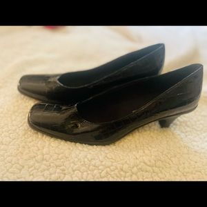 BELLINI square-toes patent blk shoes. Size 8.